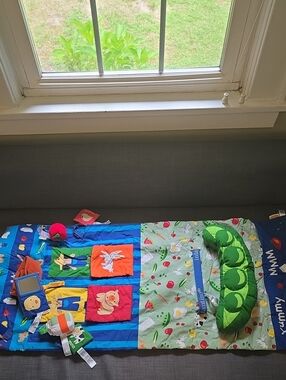 VGUC- Infantino 3-in-1 design: shopping cart cover, high chair cover and playmat